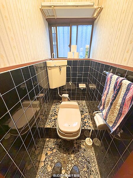 トイレも窓がありお掃除の際も快適です