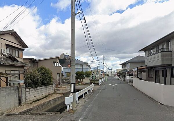南側接道。幅員約5.4m