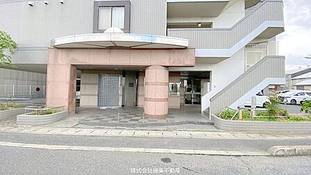 コンビニやドラッグストアが近く生活しやすいエリアです♪バス停も徒歩約5分でお出かけにも便利!