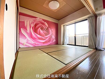 バルコニーに面した6帖の和室。小さなお子様がいるご家庭や、来客時にも重宝するスペースです。押し入れがあり、収納もしっかり可能です