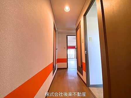 オレンジ色のラインがワンポイントの廊下