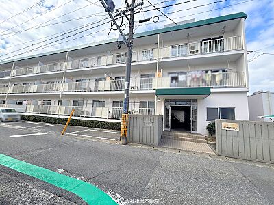 外観:南区泉田 3DK マンション。2号線へもアクセスしやすく交通の便もよい立地です。 外観:南区泉田 3DK マンション。2号線へもアクセスしやすく交通の便もよい立地です。