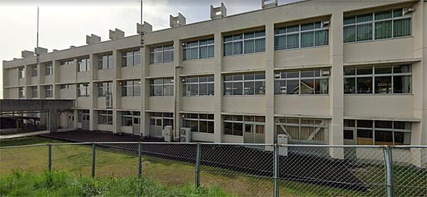 津山市立鶴山中学校（242m）