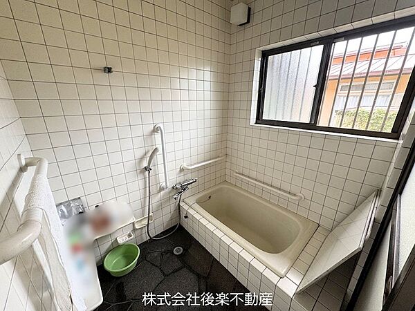 浴室。窓があり、換気しやすくお掃除の際も快適です。