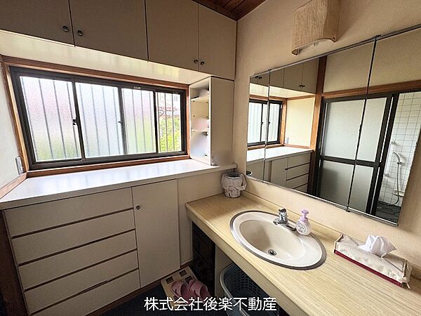 広い洗面化粧台で、忙しい朝の身支度の際も快適です。収納スペースも豊富で便利
