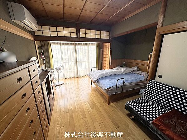 洋室内にトイレや洗面台があります。