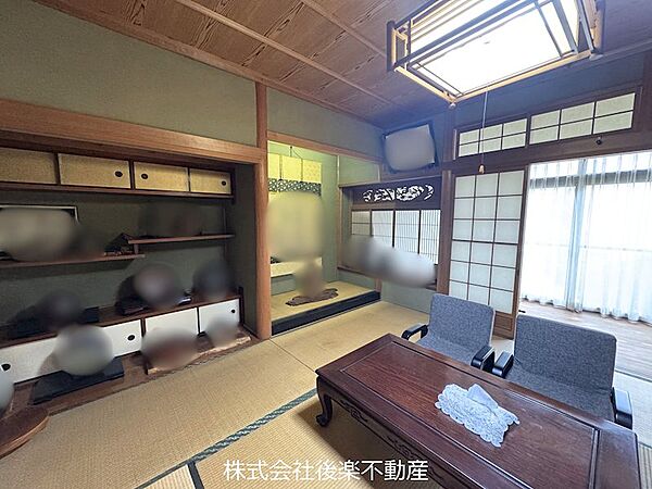 床の間のある8帖の和室。趣のある空間で来客時などにも重宝するお部屋です。