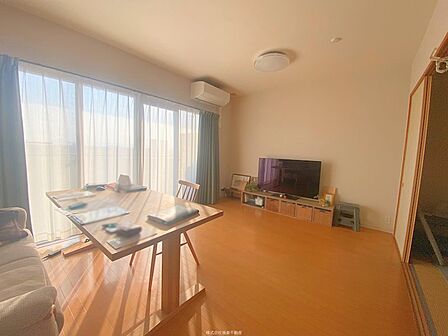 日当たりもよくゆったりと過ごせるリビング。対面式キッチンで家事をしながら家族との時間を大切にできる空間です
