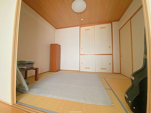 リビングの隣に和室があり、小さなお子様のいるご家庭や来客時にも重宝する空間です