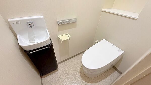 タンクレストイレですっきりとしたっ空間に。トイレ手洗い場付き