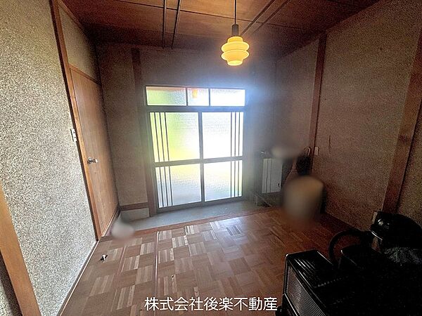 天井から降り注ぐペンダントライトの光と、温かみのある内装が魅力。どこか懐かしく、ほっと落ち着く空間。自分だけの特別な「隠れ家」のような暮らしを始めてみませんか。