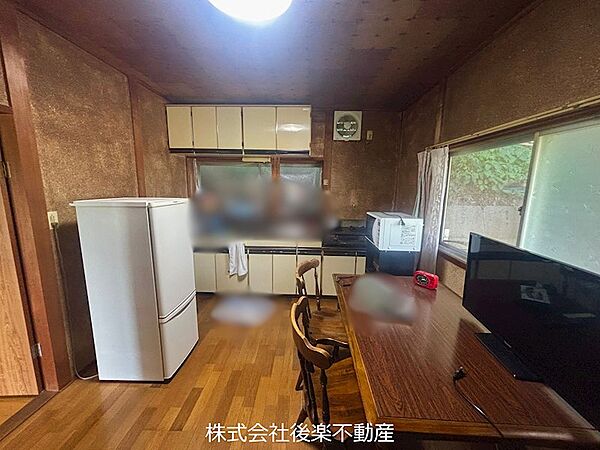 温かみのあるDK。ナチュラルな内装で、コンパクトながらも生活導線が確保できる広さがあります。大きめの窓があり、外の緑が室内に居ながら感じられる造りになっています。