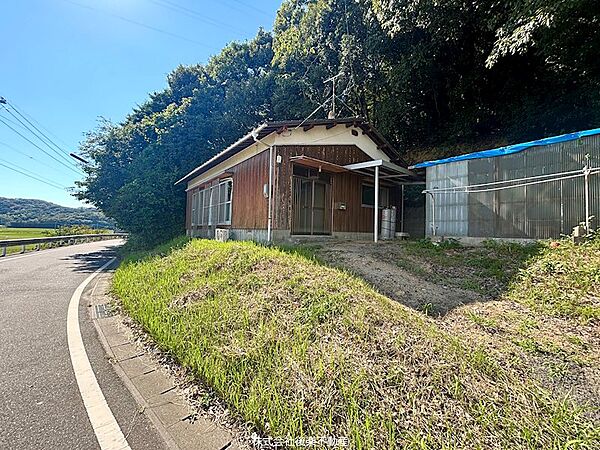 道路から少し小高くなった敷地に建物が建てられています。
