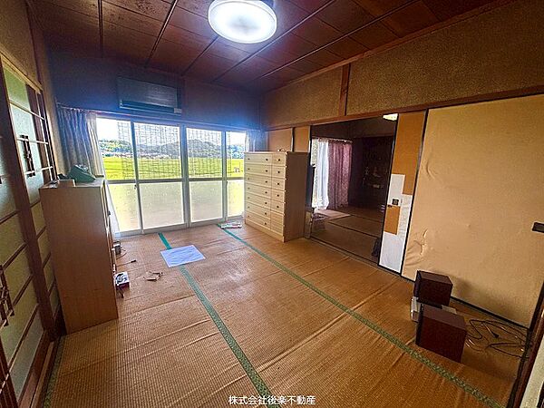 のどかな田園風景を望む大開口の窓。明るく開放感を感じられるお部屋です。