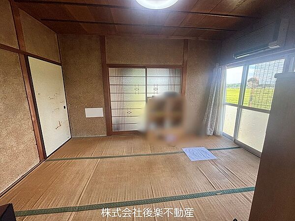 大きなサッシ窓から自然光がたっぷりと差し込み、部屋全体を明るく開放的に照らしています。奥の部屋とは襖で仕切られており、開け放つことでさらに広い一体の空間としてフレキシブルに使えます。