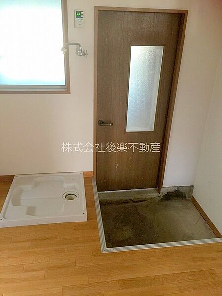 キッチンには洗濯機置き場、勝手口があり、家事効率もとてもいいです
