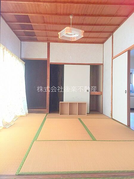 キッチン横の6帖和室。床の間、押入あり