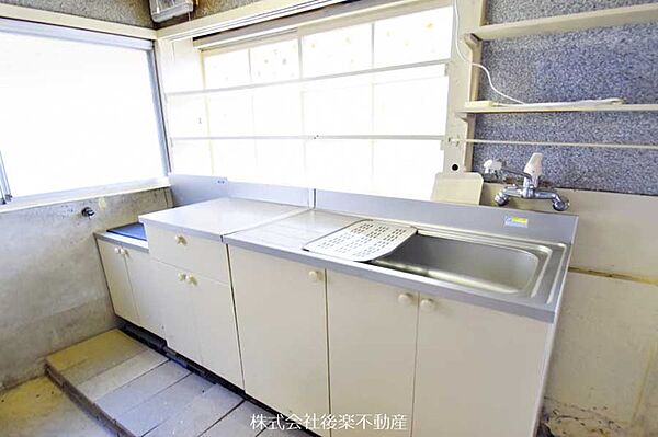 母屋は土間にキッチンがあります。