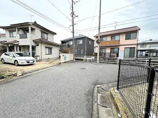 前面道路。道向かいには公園があり、子育てもしやすい環境です。