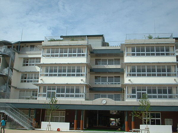 岡山市立岡山中央小学校（975m）