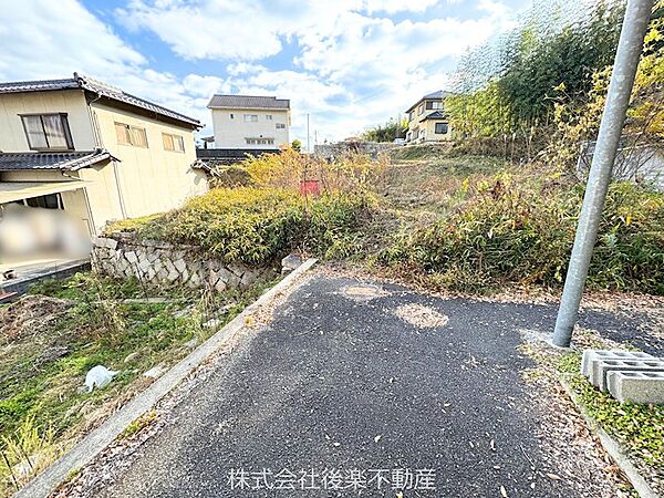 北側接道。物件から北側に延びている道は公道（非該当道路）。東西に延びている道は農道。