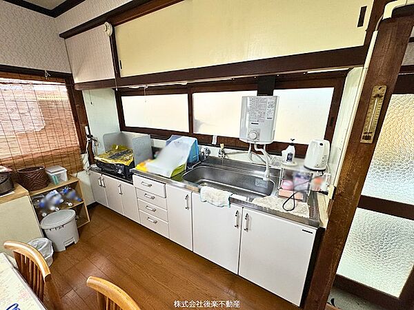 キッチンには大きな窓があるので明るく換気もしやすいです。