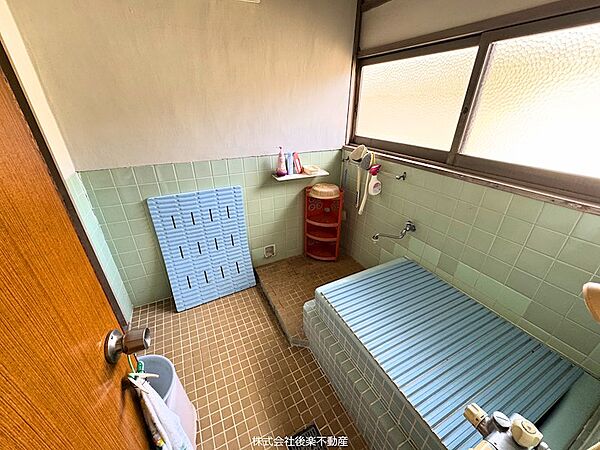 浴室へはキッチンと脱衣所の2方から出入り可能です