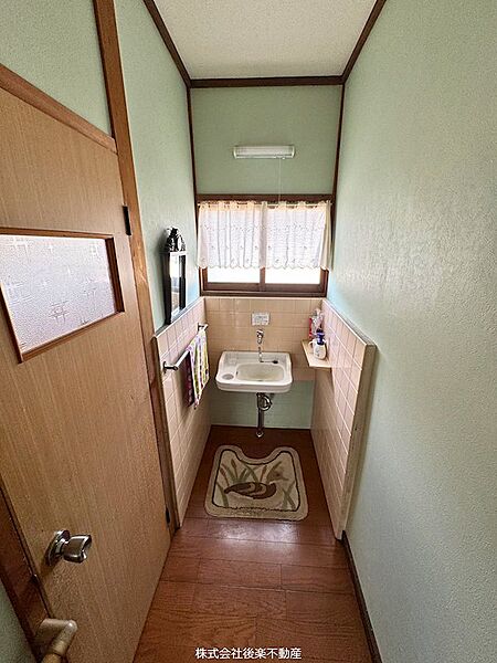 トイレの前に手洗い場あり