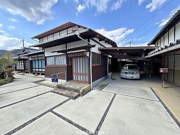 敷地内お車複数台駐車可能です。