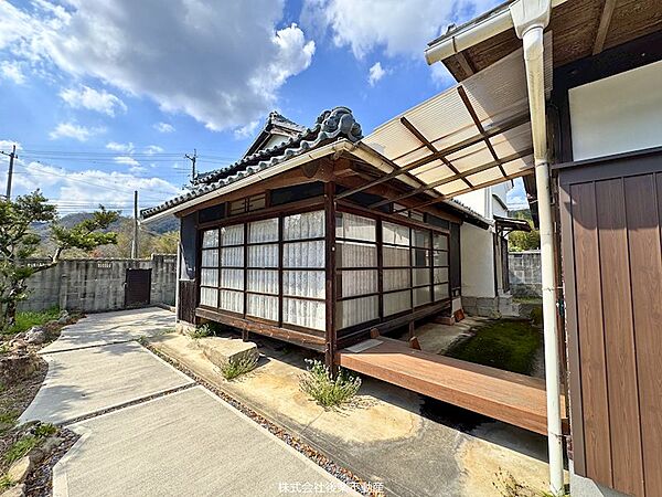 離れには8帖和室がございます