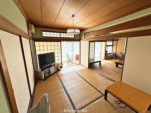 6帖と8帖の続き和室。縁側があり日当たりも良好