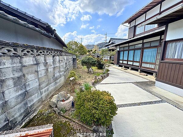 南面にあるお庭。日当たり良好で縁側からお庭を眺めることができます。