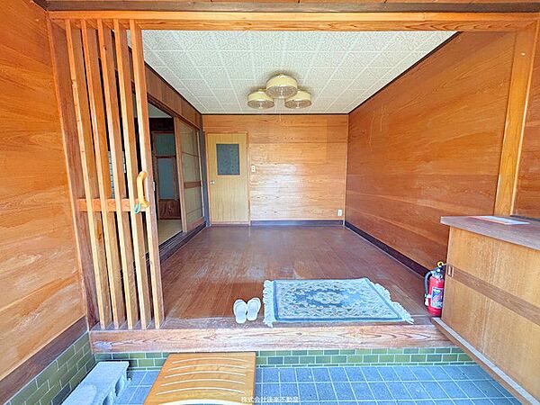 玄関間口も広く、来客時やおでかけの際も快適です