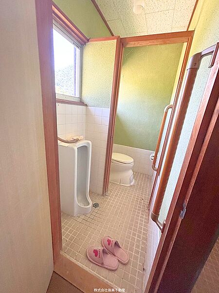 トイレは洋式と小便器あり
