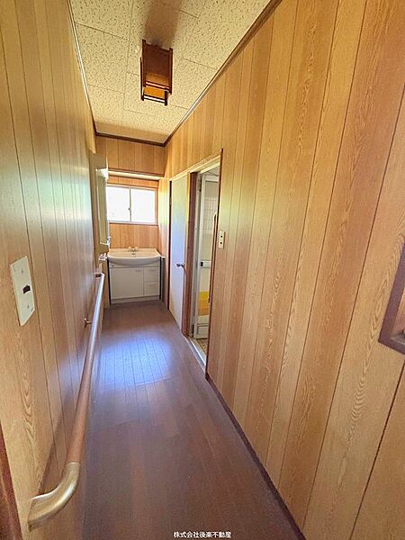 廊下やトイレ等手すりがついており、足腰不安な方でも安心です。