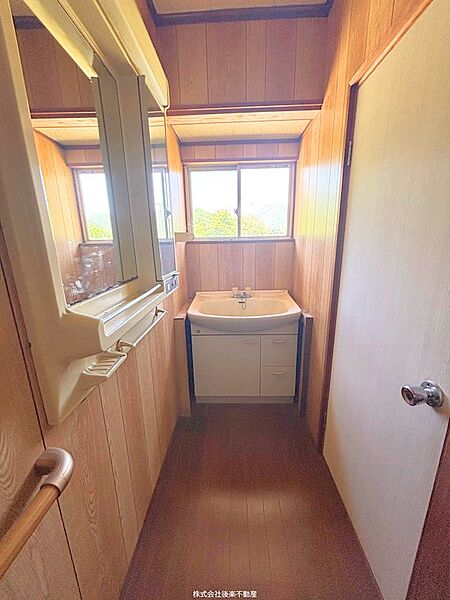 トイレを出たところに洗面台あり