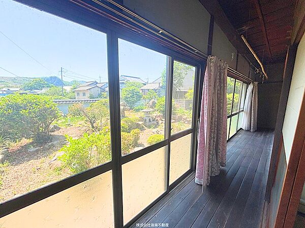 縁側からお庭お眺めることができます