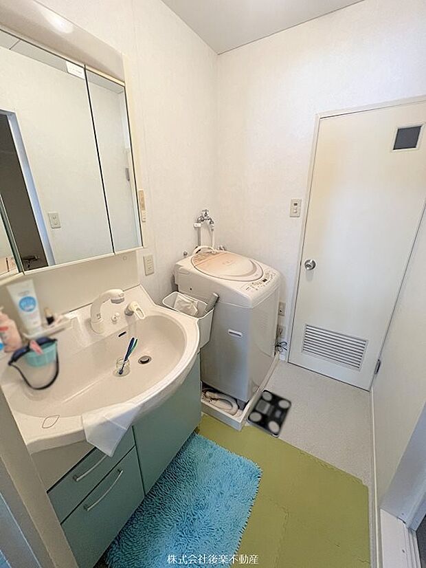 3面鏡シャワー付き洗面台があり忙しい朝の支度の際も大活躍。洗面所に洗濯機置き場あり
