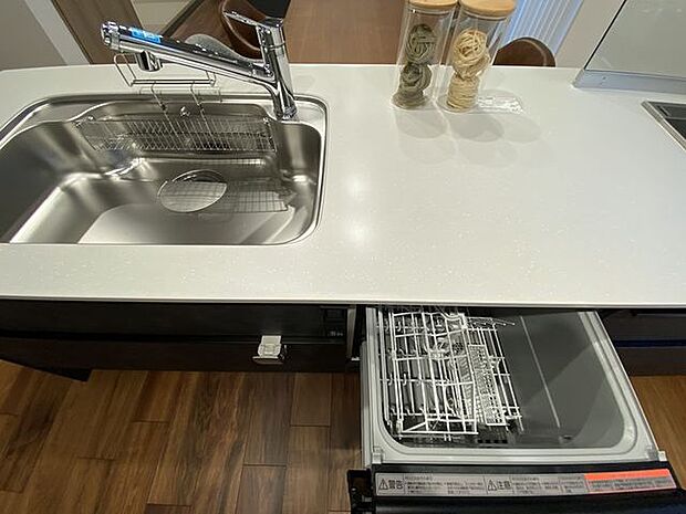 家事の負担が軽減できる食器洗浄機付き◎作業スペースもゆとりがあります！