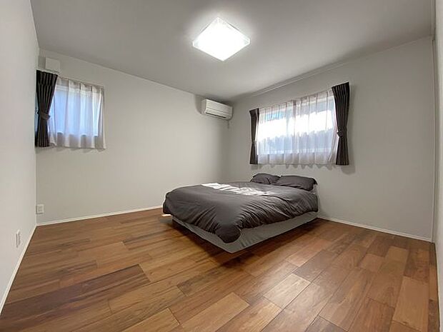 ベッドを置いてもゆとりのある広さ！寝室はエアコン付きです(^^)/※家具は展示品になります