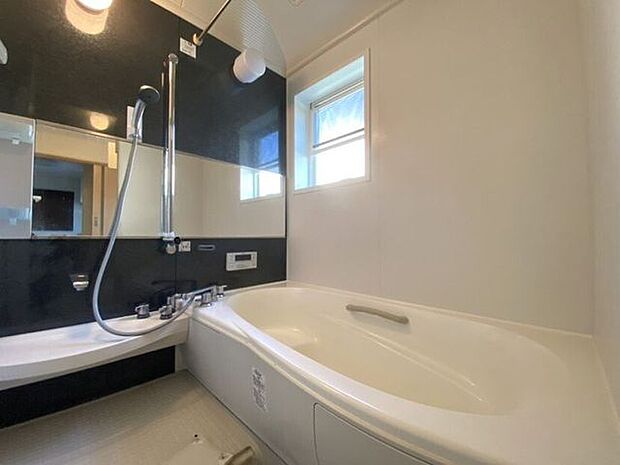 浴室暖房機能あり！横長の鏡は浴室を広く見せることができます！