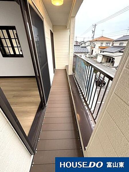 南向きで日当たり良好◎主寝室とつながる屋根付きバルコニーです！お布団も干せます♪