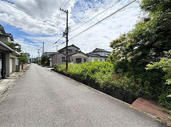 売主負担にて東側水路に橋設置を行います♪