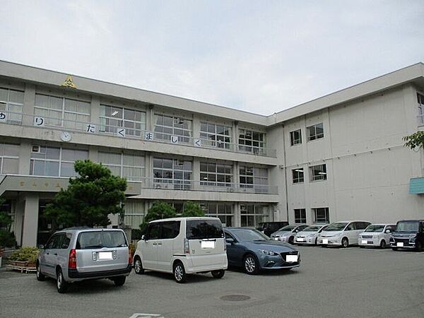 山室中部小学校 1700m