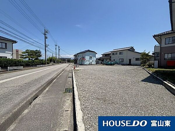 歩道があるのでお子様の通学時や犬の散歩も安全に♪