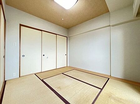 お昼寝や読書、ゆっくり過ごせる和室!扉を開ければリビングと一体に!