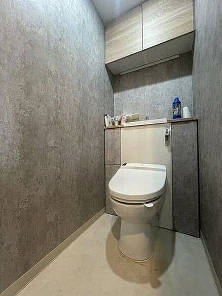 グレーのクロスが上品な印象を演出！収納付きでトイレットペーパーの予備も片付きます！