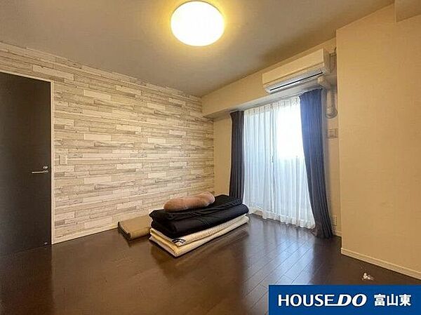 7.6帖の洋室！クロスがアクセントになったオシャレ空間♪こちらのお部屋にもバルコニーが付いています( ^)o(^ )