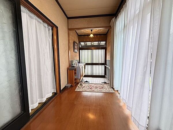 路幅にゆとりのあるまっすぐな廊下。窓もあり、明るく開放的な印象です(^^)/