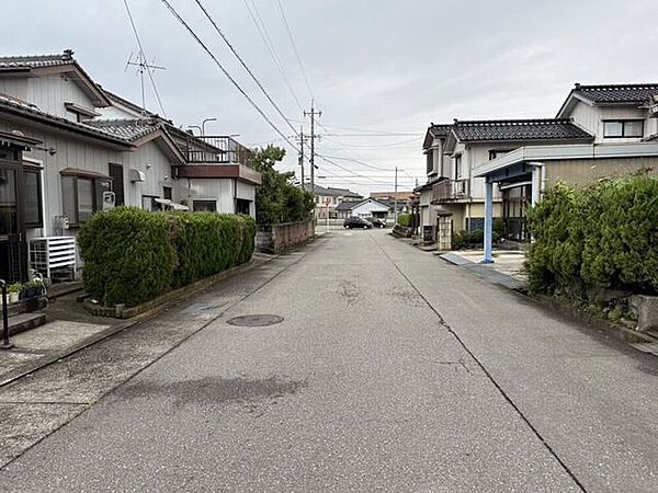 道路幅員約7ｍで車のすれ違いもラクラク！